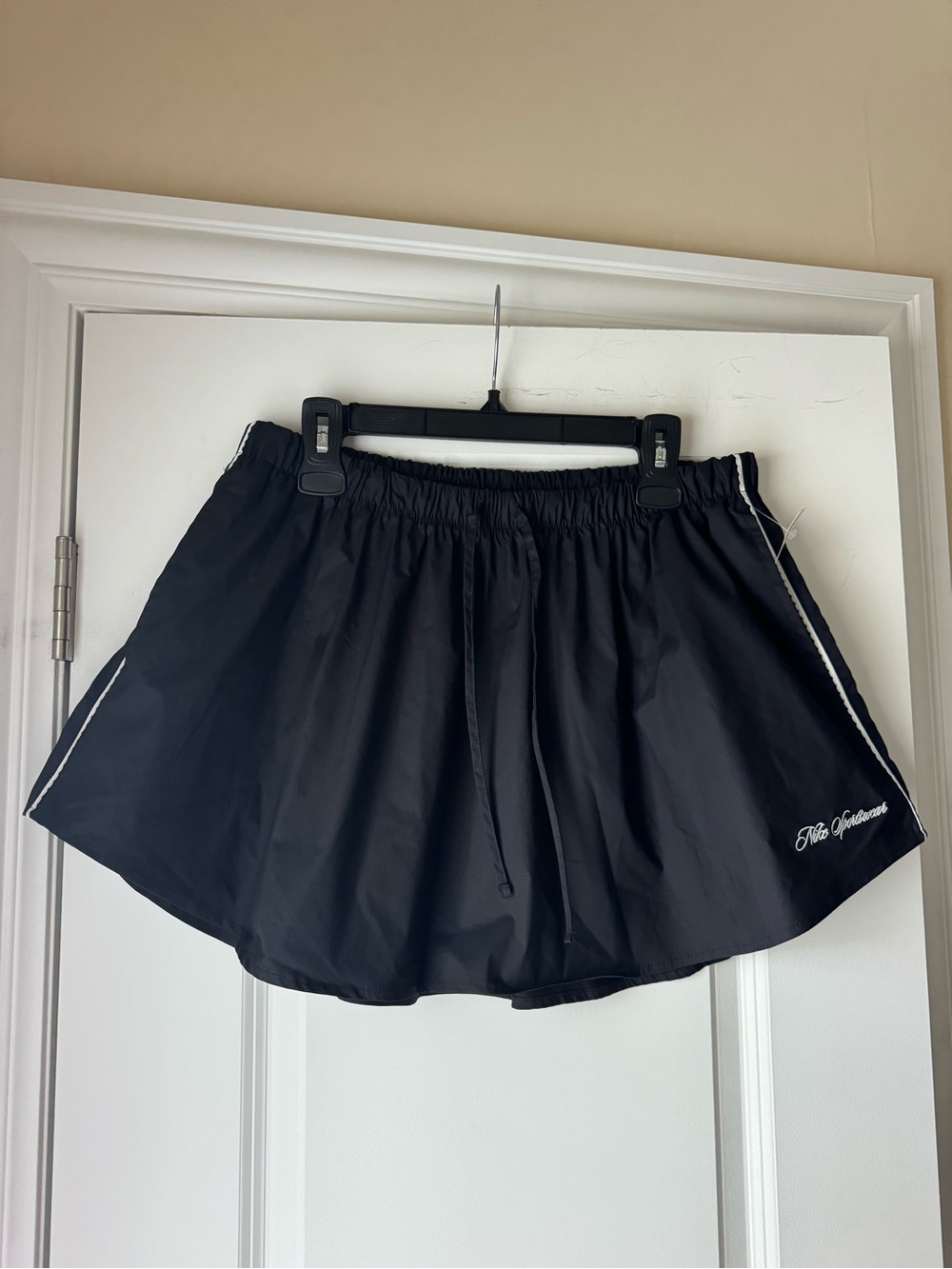 Nike Women's Sportswear Mid-Rise Scalloped-Trim Poplin Skirt - Black/Off-White